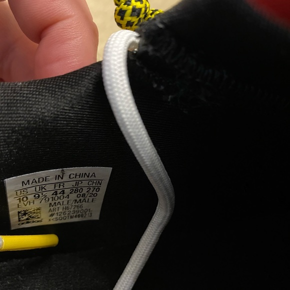 Athletic_Shoes